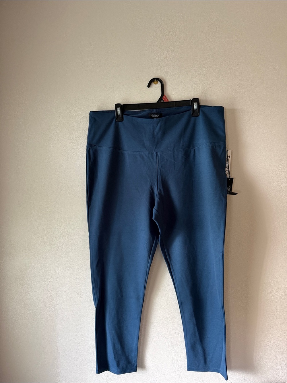 Jones& Co women’s slacks
Size 2X
Color:blue
NWT